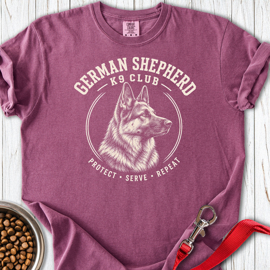 gs protect Duitse Herder K9 Clubbadge In Gravurestijl Premium Tee — Berry