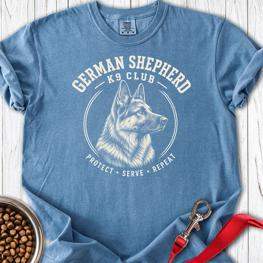 gs protect Duitse Herder K9 Clubbadge In Gravurestijl Premium Tee — Blue Jean