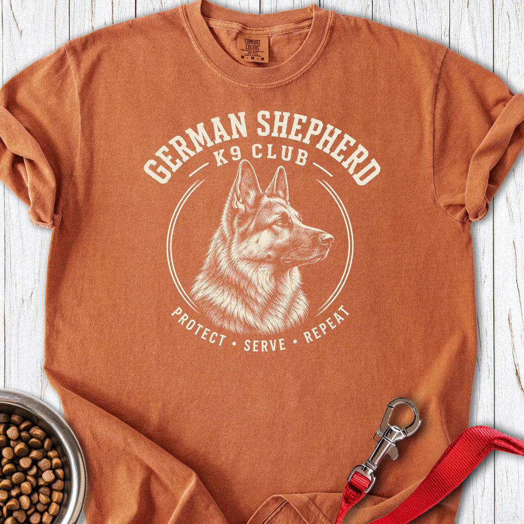 gs protect Duitse Herder K9 Clubbadge In Gravurestijl Premium Tee — Yam